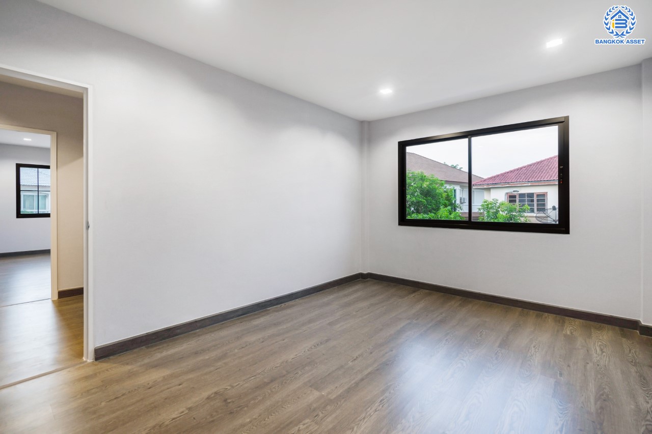 คฤหาสน์ตกแต่งใหม่ คุณภาพ LH ม.ชลลดา บางบัวทอง แปลงมุม เนื้อที่ 121 ตร.ว. ตกแต่งหรูหรา ตอบโจทย์ครอบครัวใหญ่ ด้วยฟังก์ชัน 4 ห้องนอน 6 ห้องน้ำ 1 ห้องอเนกประสงค์ 1 ห้องแม่บ้าน จอดรถได้ถึง 4 คัน มีสนามหญ้าด้านข้างกว้างขวาง พร้อม Facilities ครบ! บนทำเลคุณภาพ เชื่อมต่อได้หลายเส้นทาง ใกล้เซ็นทรัลเวสต์เกต และรถไฟฟ้า "สถานีบางพลู"